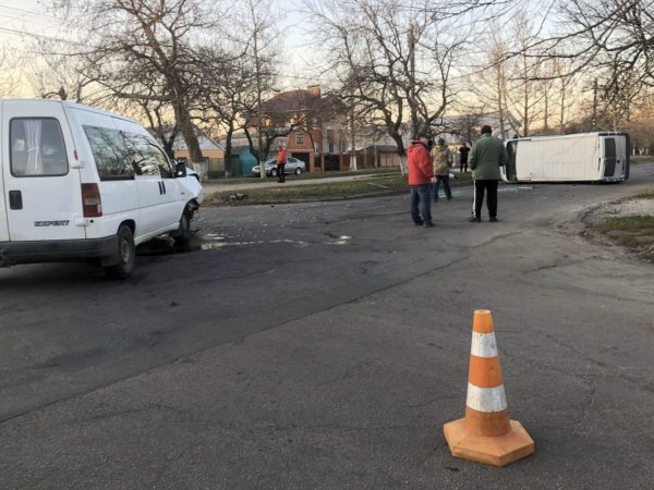 На запорожском курорте перевернулся микроавтобус: есть пострадавшие (ФОТО)