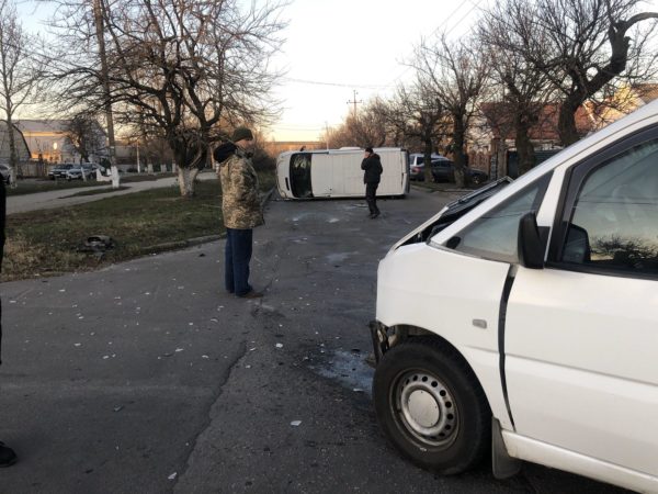 На запорожском курорте перевернулся микроавтобус: есть пострадавшие (ФОТО)