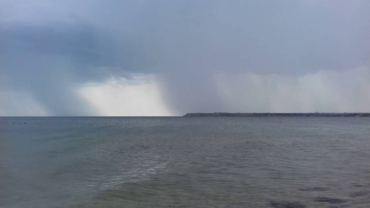 Дождь и волны: Азовское море накрыло штормом (ФОТО)