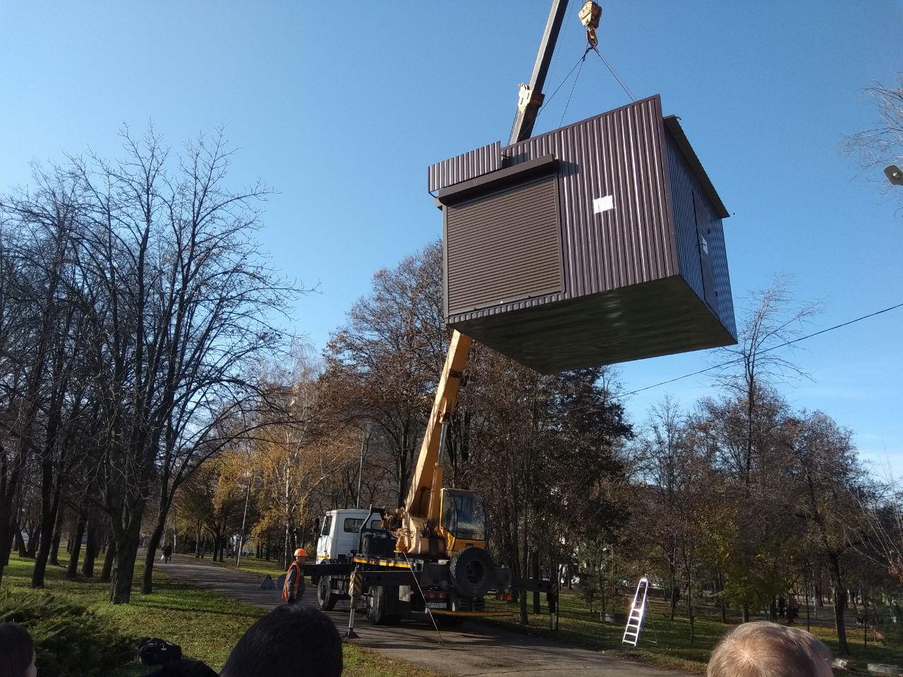 Как в Запорожье владельцы МАФов пытаются уберечь свои незаконные сооружения (ВИДЕО)