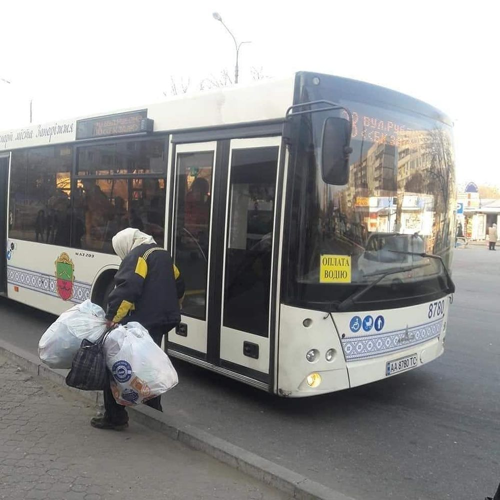 В Запорожье водитель из-за плохого запаха выгнал из автобуса пожилую пассажирку (ФОТО)