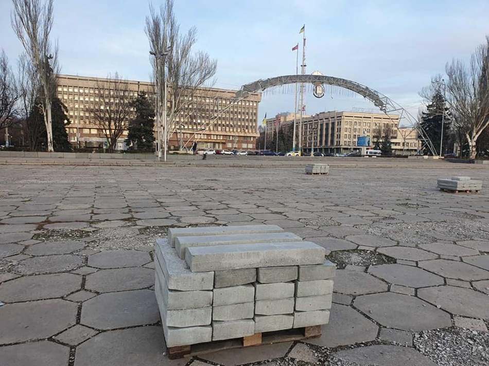 Горожане замерли в ожидании: в Запорожье готовятся к установке открытого катка (ФОТО)