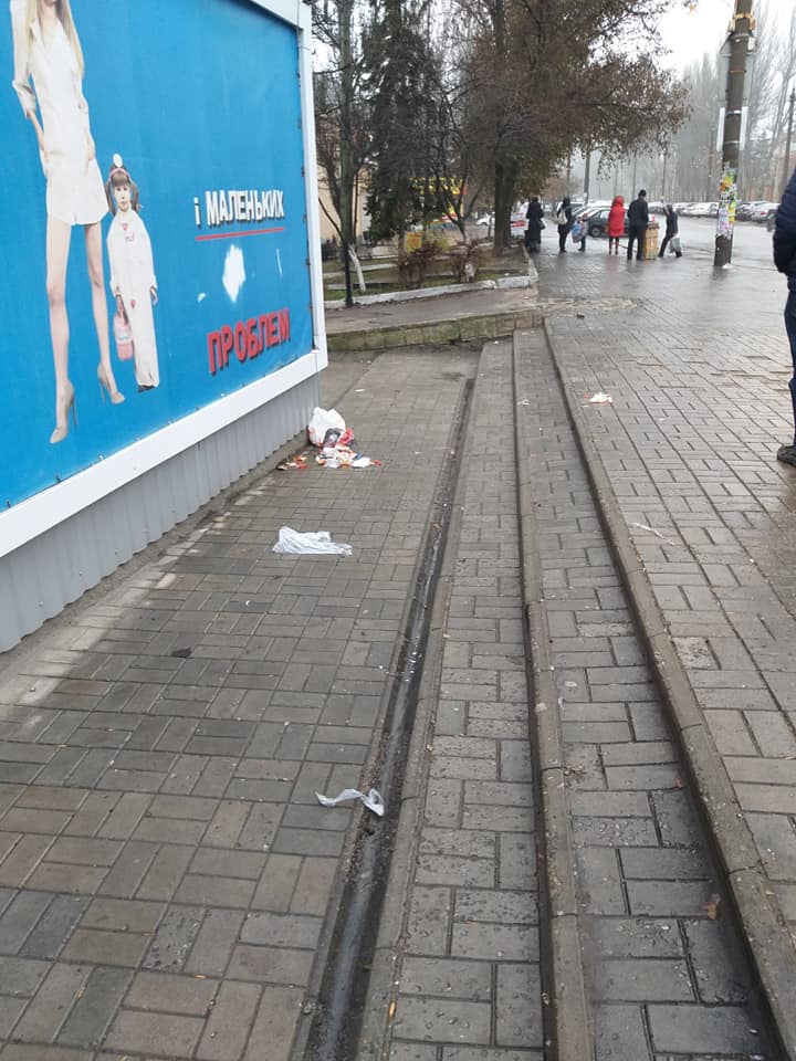 Люди-свиньи: запорожцы приносят свой мусор под стены аптеки (ФОТО) 5 Люди-свиньи: запорожцы приносят свой мусор под стены аптеки (ФОТО)