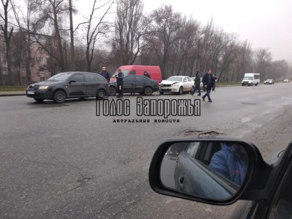 В Запорожье столкнулись сразу 4 авто: на месте ДТП работает полиция (ФОТО, ВИДЕО)