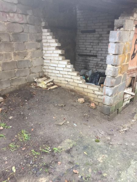 В Мелитополе напротив детского сада бомжи организовали притон (ФОТО-ВИДЕО)
