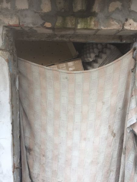 В Мелитополе напротив детского сада бомжи организовали притон (ФОТО-ВИДЕО)