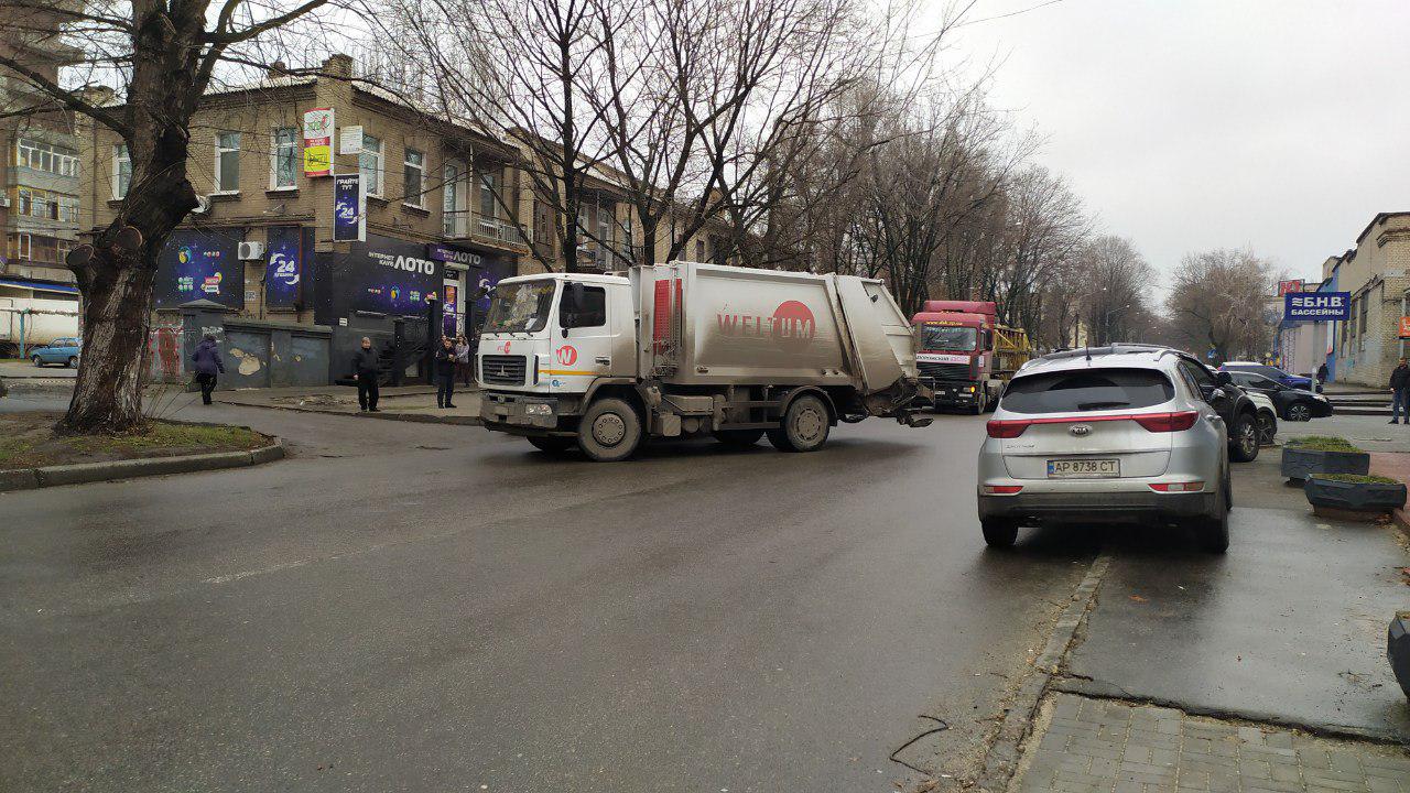 В Запорожье произошло масштабное ДТП с мусоровозом (ФОТО)