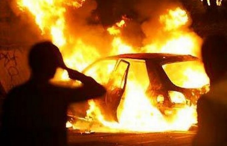 В Запорожье на проезжей части вспыхнул автомобиль (ВИДЕО)