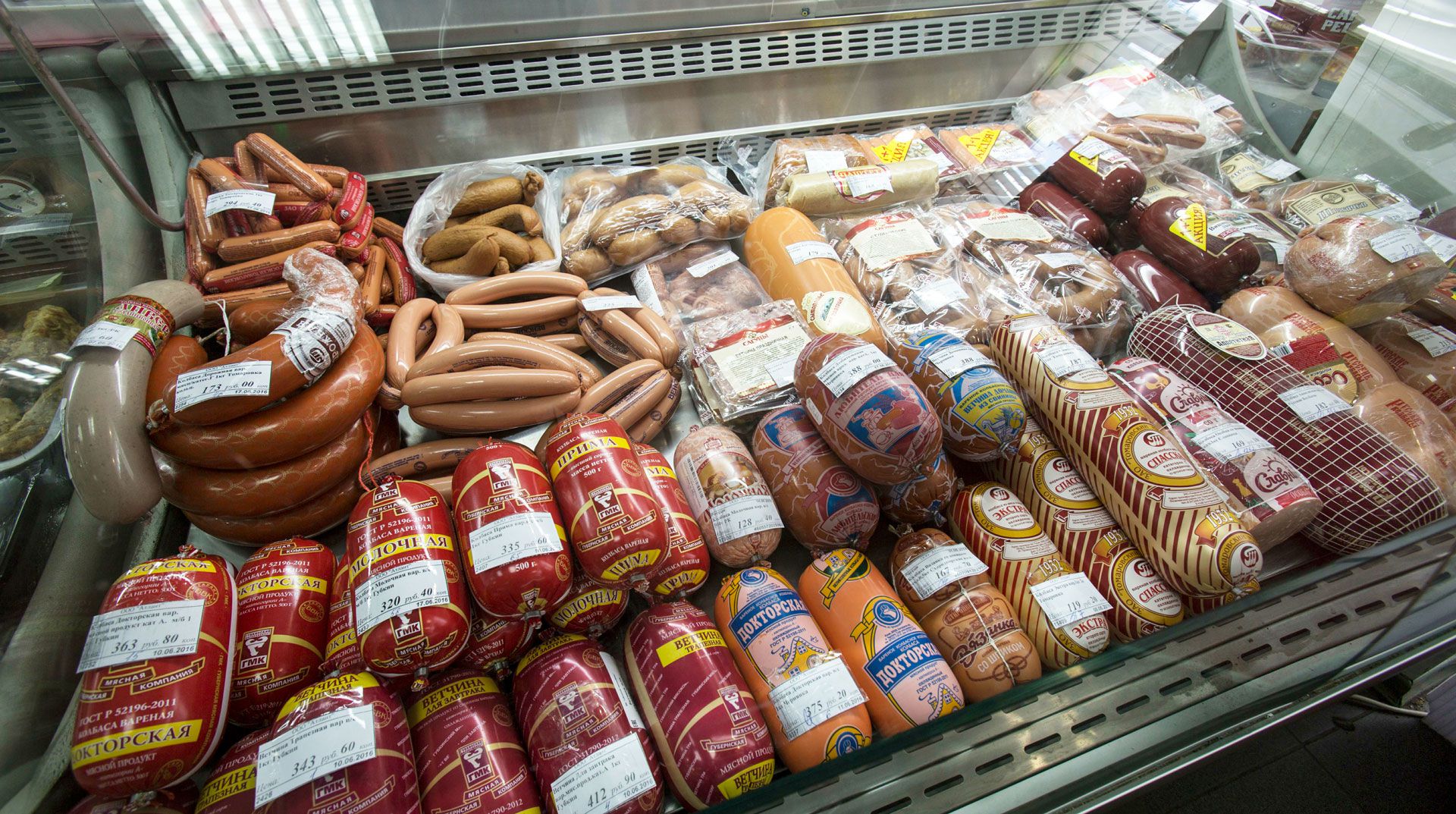 На какие хитрости идут в запорожских супермаркетах, чтобы продать просрочку (ФОТО)