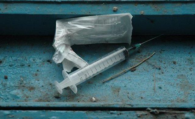 Территория одной из запорожских школ усыпана использованными шприцами (ФОТО)