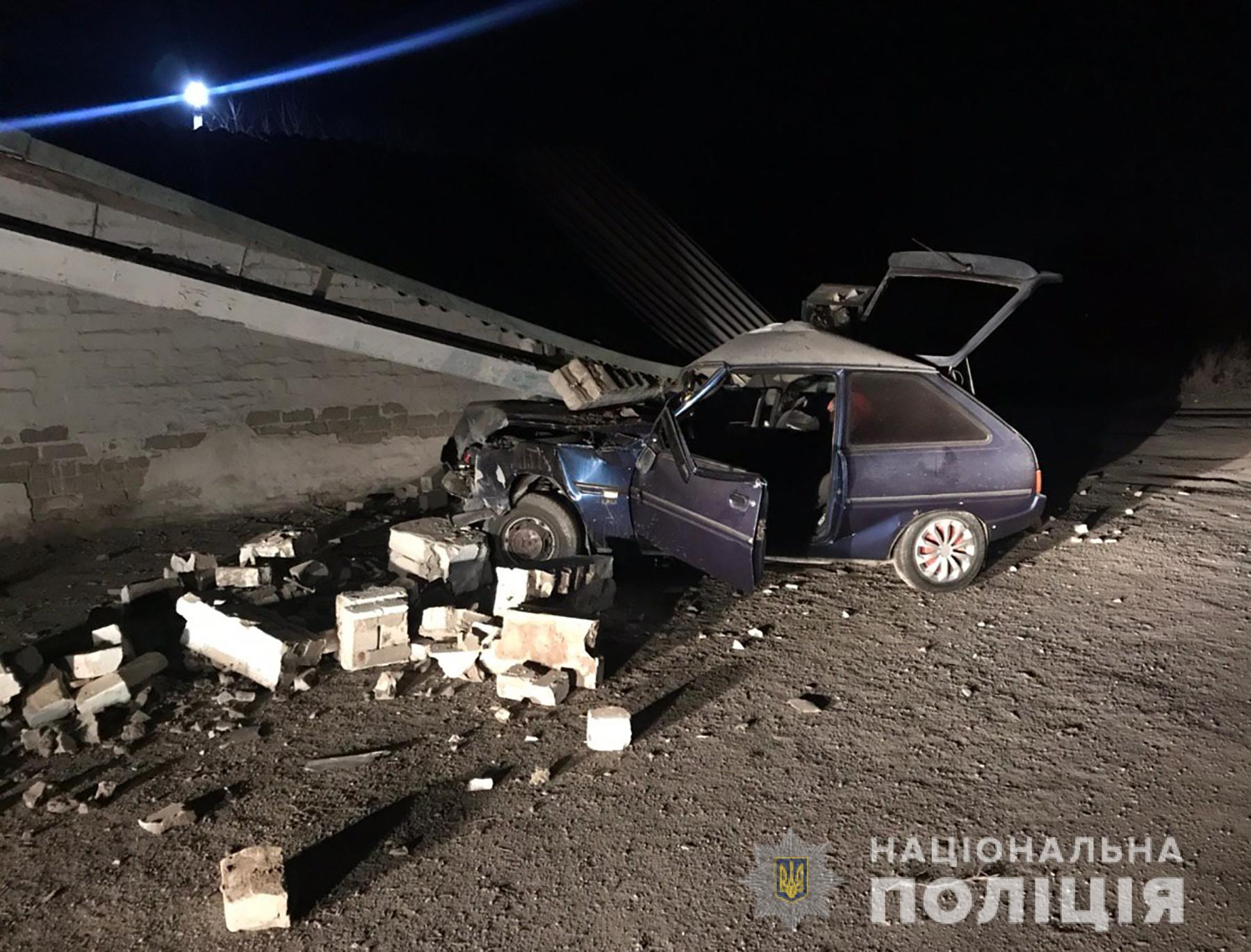 В Запорожской области авто на полной скорости въехало в остановочный комплекс (ФОТО)