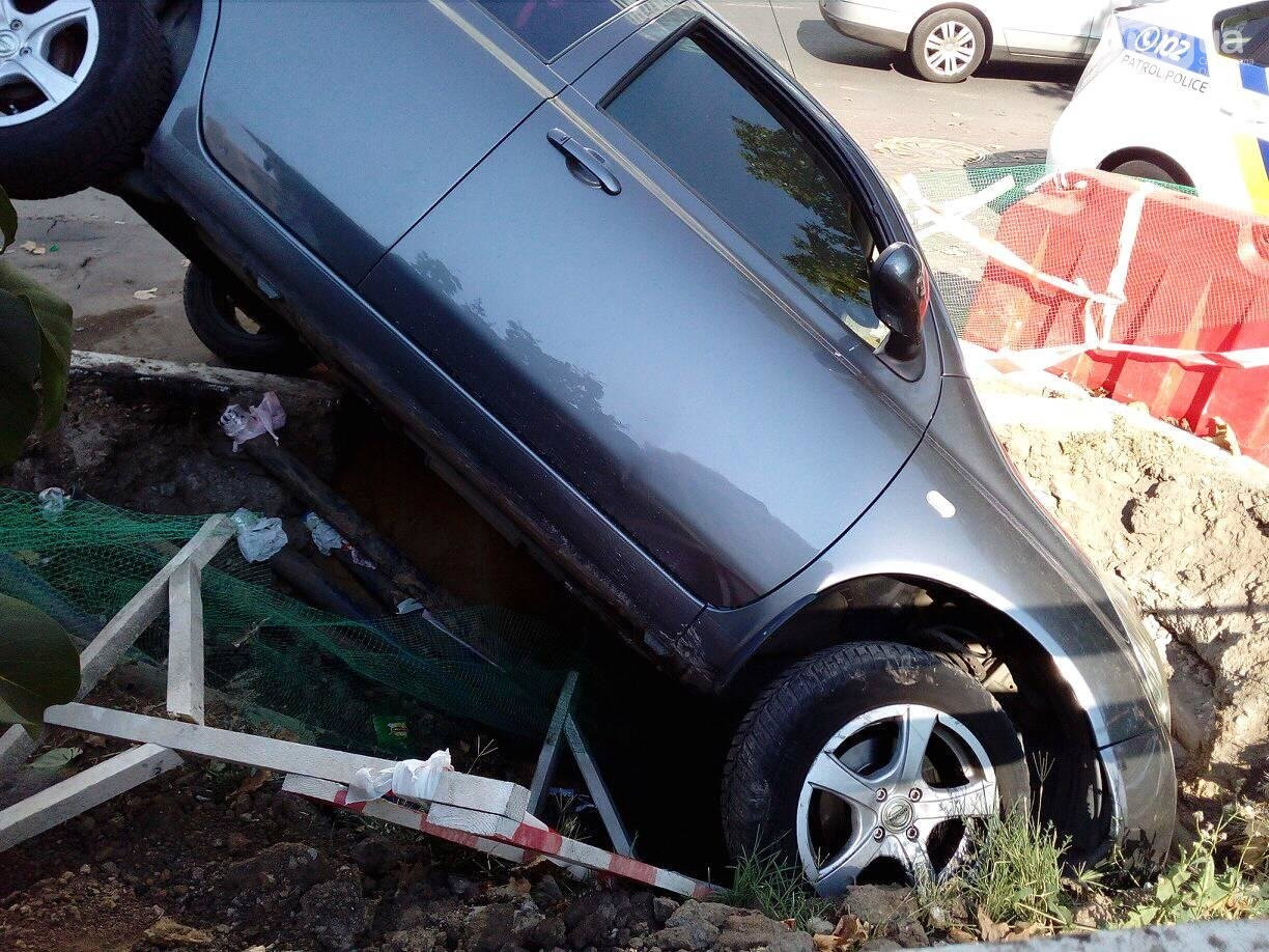 В Запорожской области на проезжей части автомобиль провалился под асфальт (ВИДЕО)