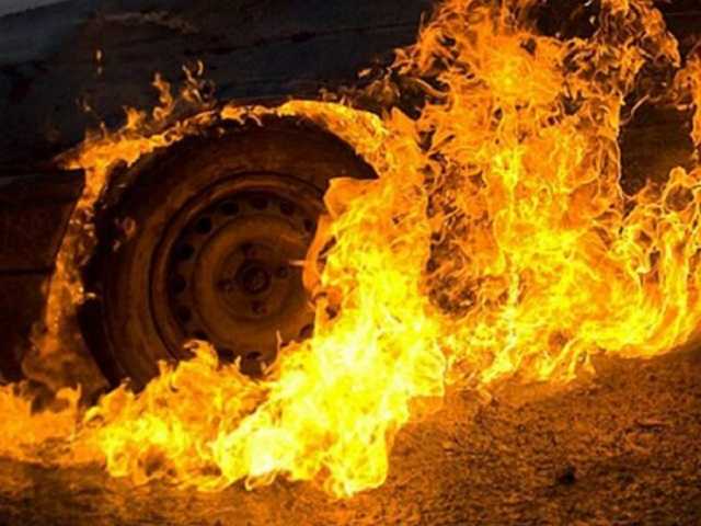 В Запорожье на ходу вспыхнул "BMW": водителю чудом удалось спастись (ВИДЕО)