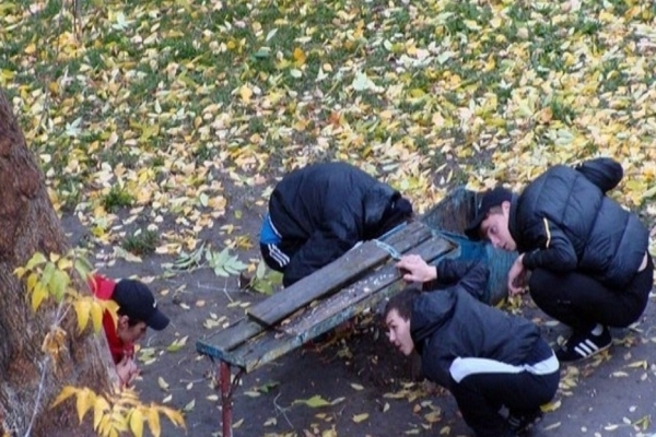 Полиция игнорирует "закладчиков" около запорожского детского сада (ВИДЕО)