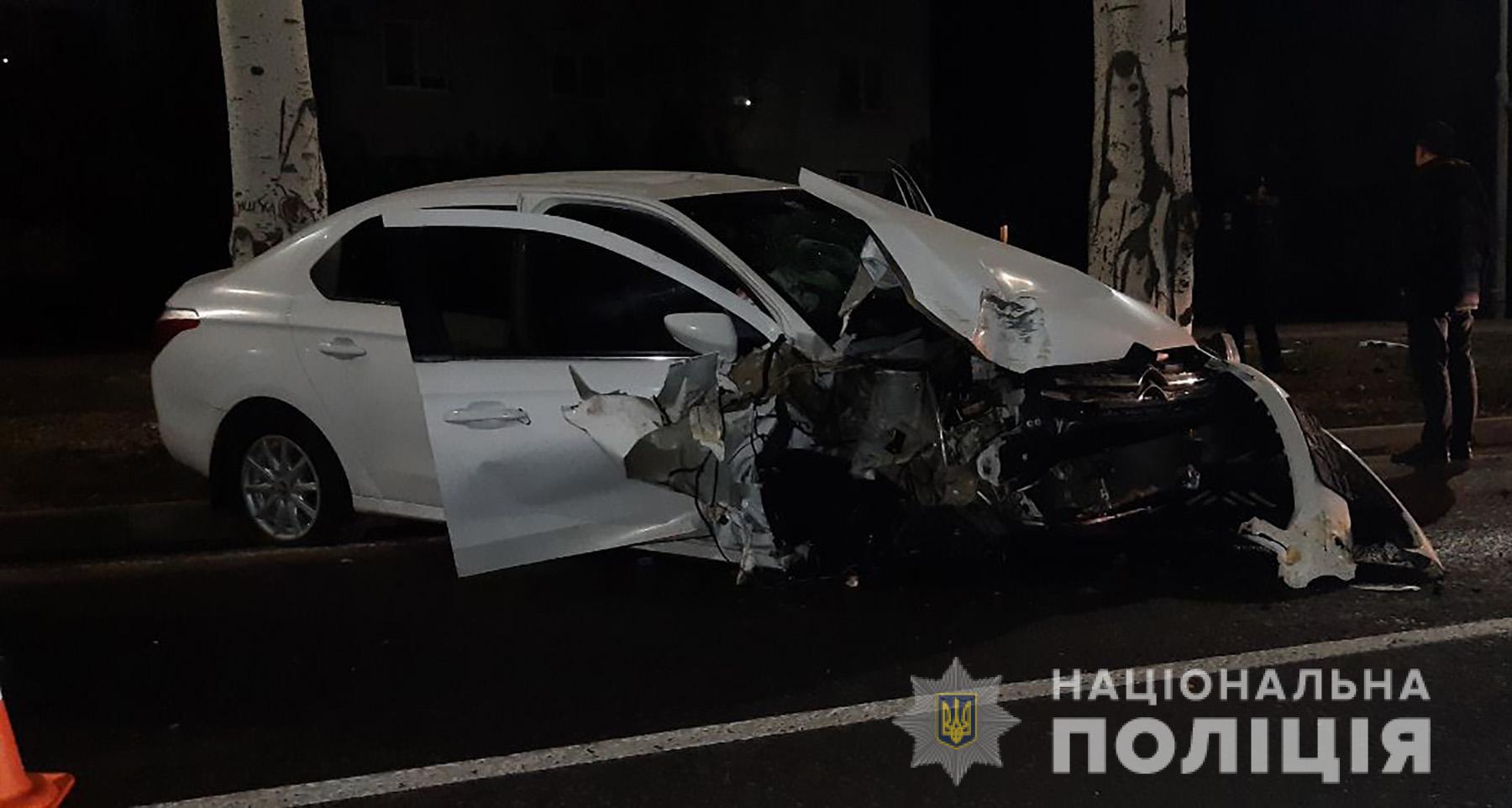 В Запорожской области пьяный водитель взял на таран дерево: пассажир получил травмы (ФОТО)