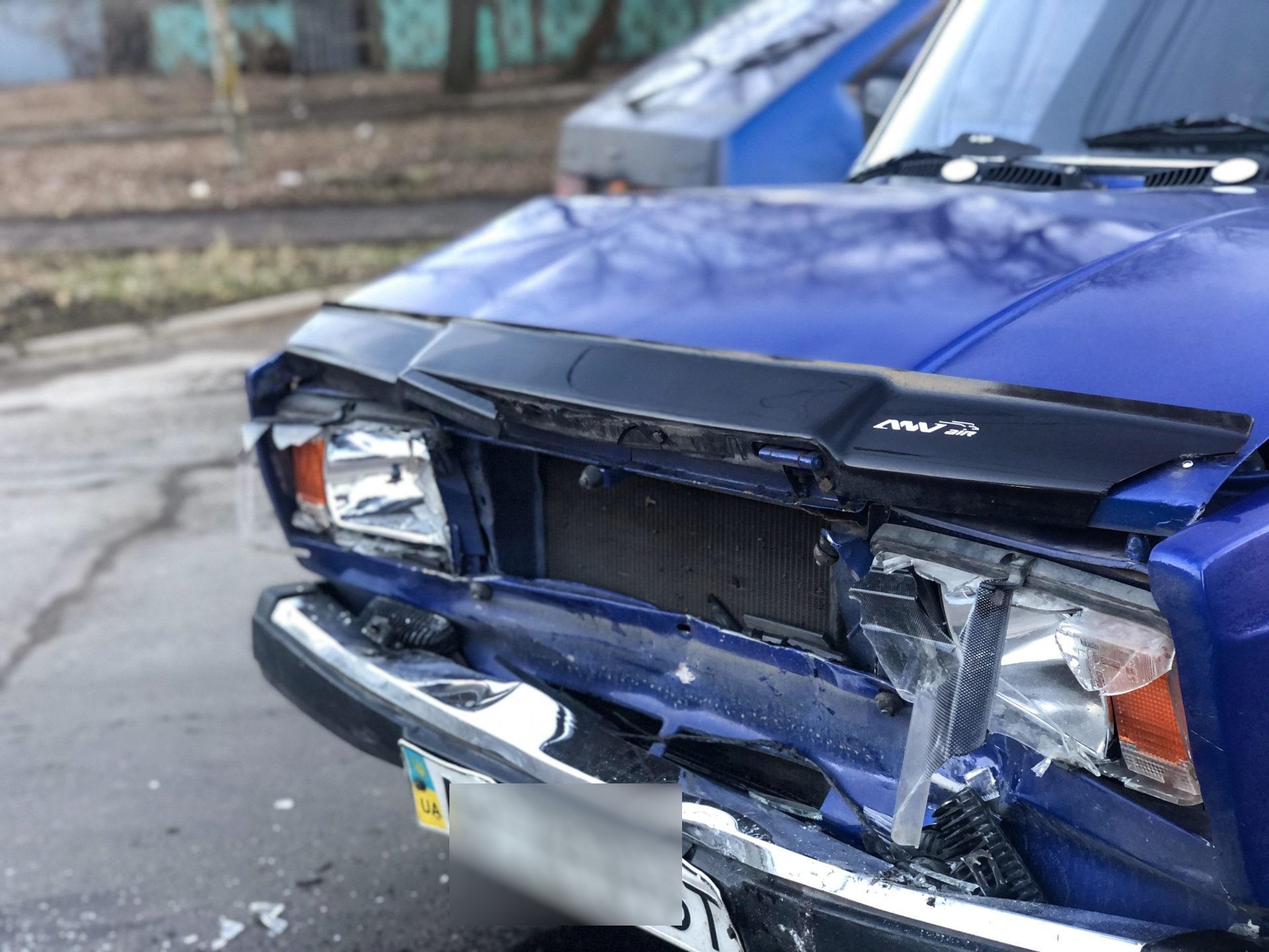 В Запорожской области водитель "ВАЗа" не заметил автомобиль и спровоцировал ДТП (ФОТО)