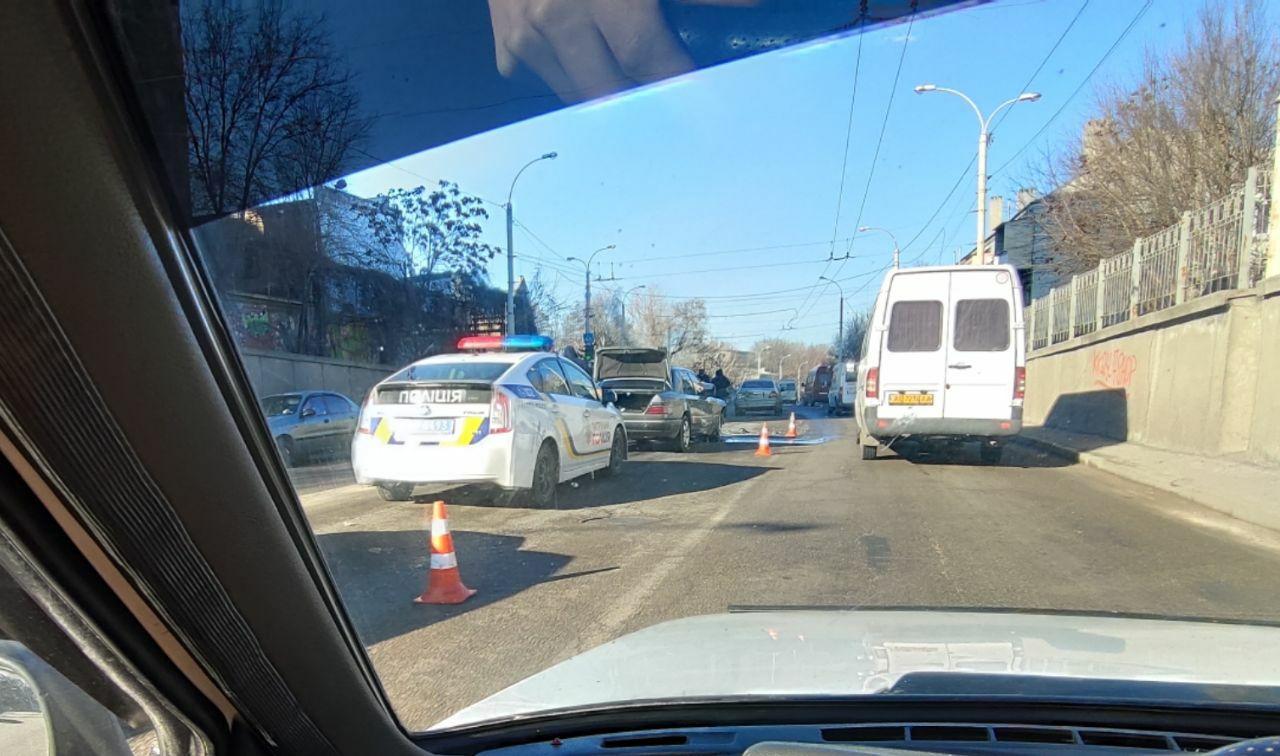 В Запорожье произошло ДТП: один из автомобилей разлетелся на составляющие (ФОТО)