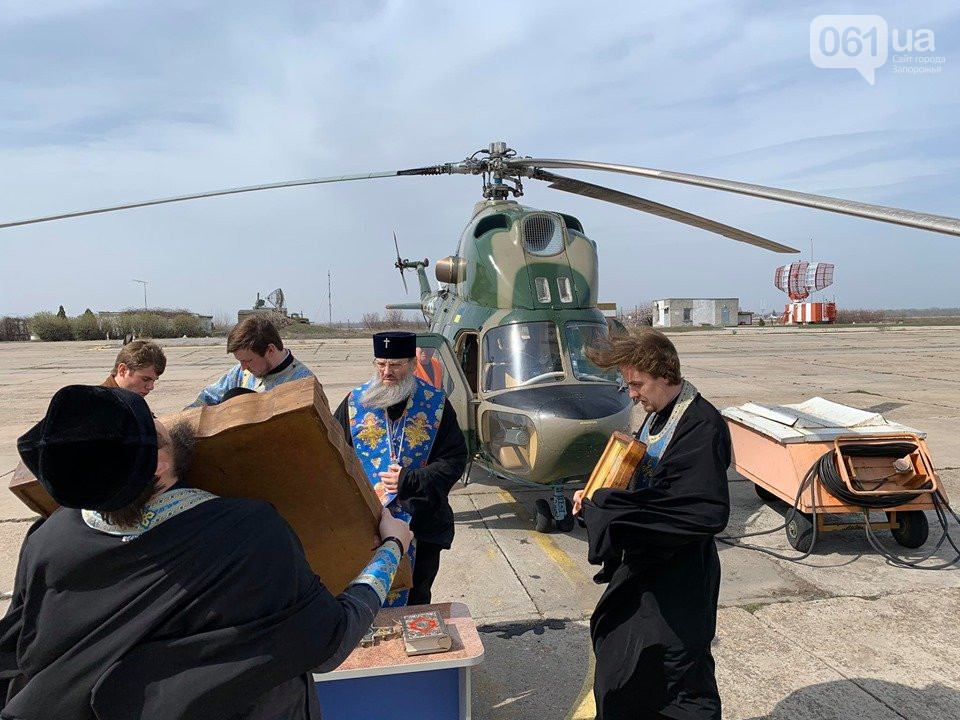 "Храни, Господь, землю Российскую": в Запорожье читали молитвы от коронавируса с вертолёта (ФОТО)