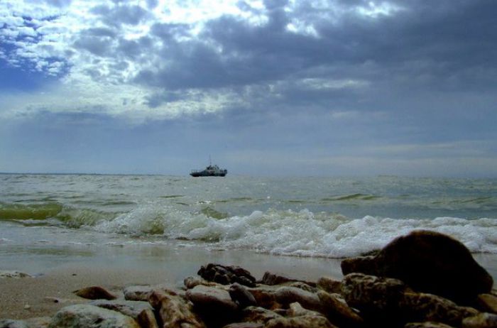Белые "барашки" на волнах и ветер: как на Азовском море бушует шторм (ВИДЕО)