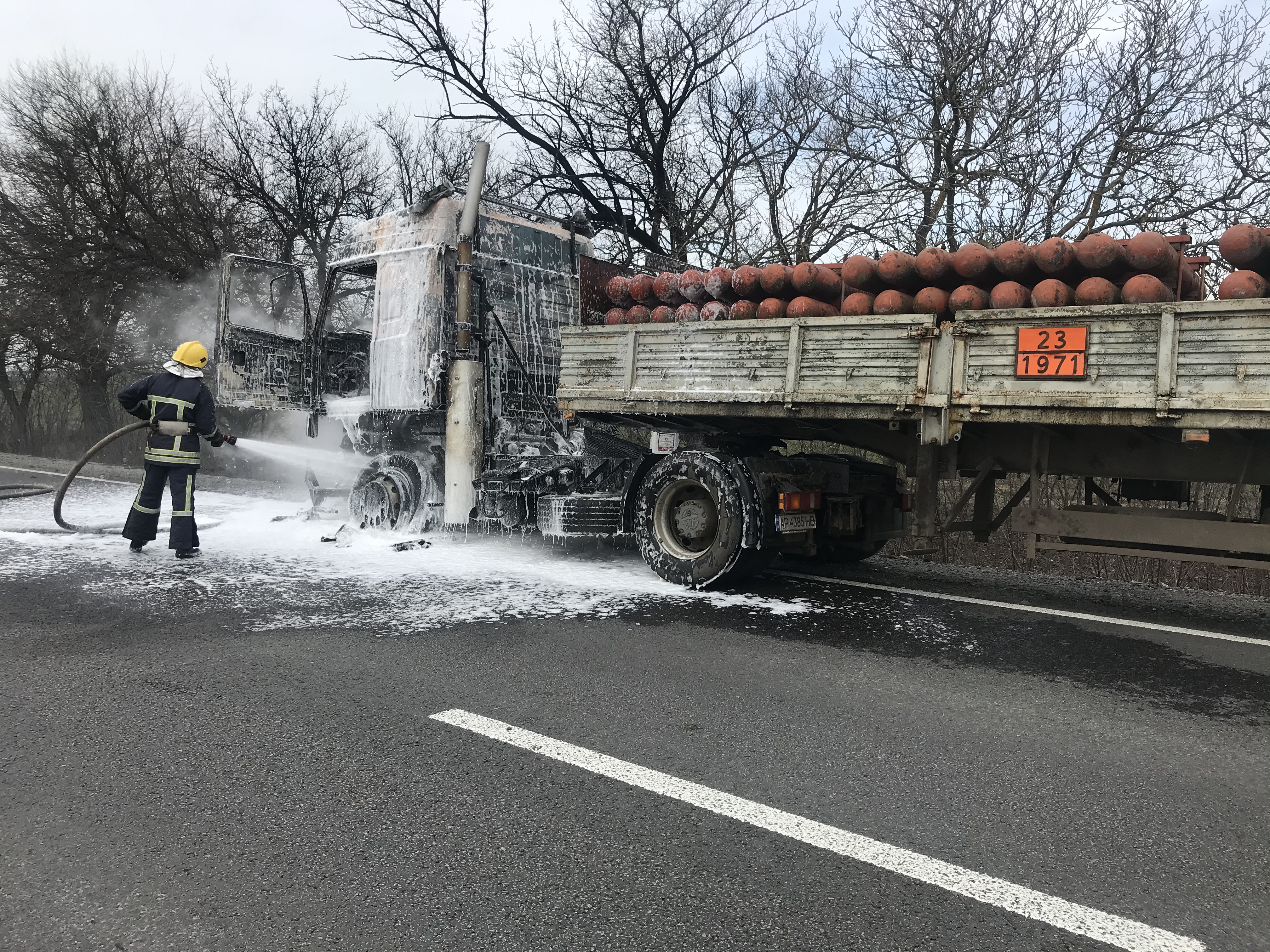 На трассе под Запорожьем едва не взлетел в воздух грузовик с метаном (ФОТО)