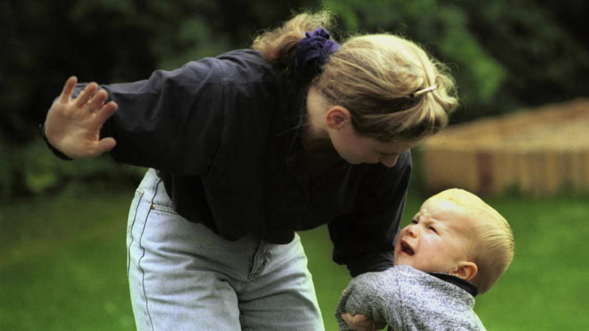 В Запорожье мать избила ребёнка из-за мобильного телефона (ВИДЕО)