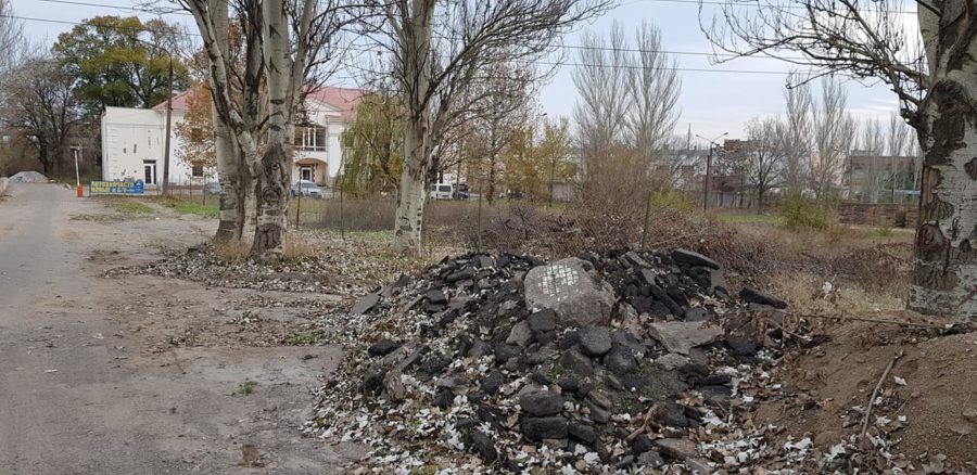 В Запорожье обнаружили огромную свалку из батареек и люминисцентных ламп (ФОТО)