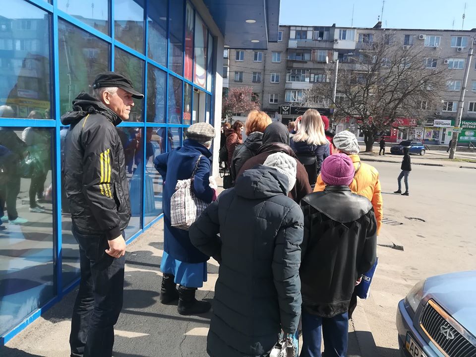В запорожские супермаркеты пускают не больше 10-ти человек: очереди бьют рекорды (ФОТО)