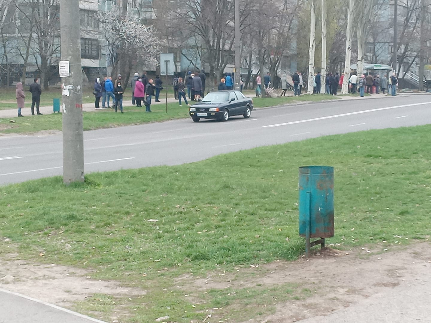 Километровые очереди на остановках: запорожские маршрутчики не выходят на рейсы (ФОТО, ВИДЕО)