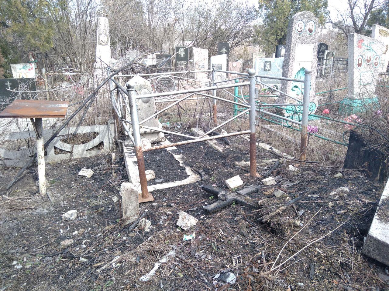 Памятники ушли под землю: запорожское кладбище превращается в большой ров (ФОТО)