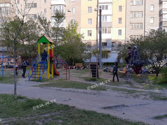 В Запорожской области вопреки карантину полные детские площадки детей (ФОТО)