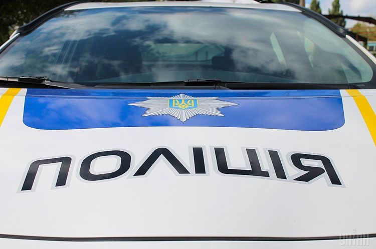 Двое запорожцев устроили противозаконные развлечения около полицейского авто (ВИДЕО)