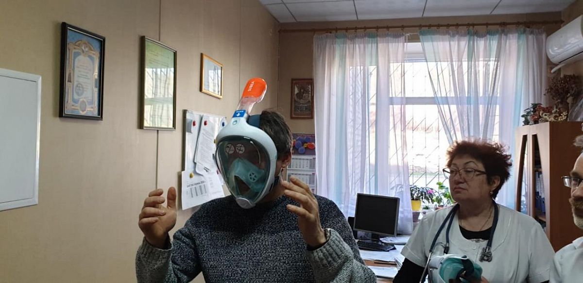 В Запорожской области медикам выдали защитные маски для подводного плавания (ФОТО)
