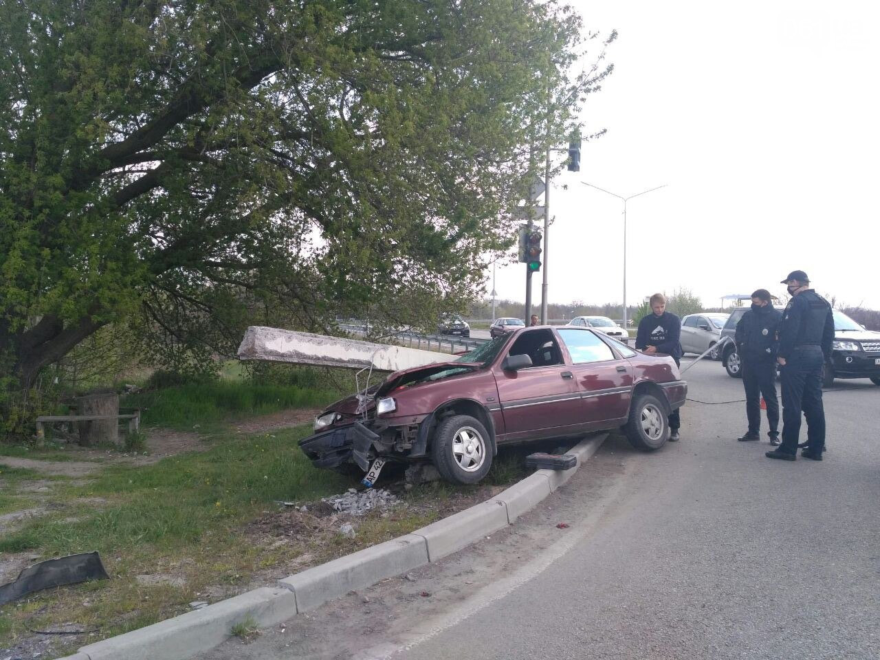 В Запорожье "Опель" снёс электроопору: от авто осталась груда металла (ФОТО)
