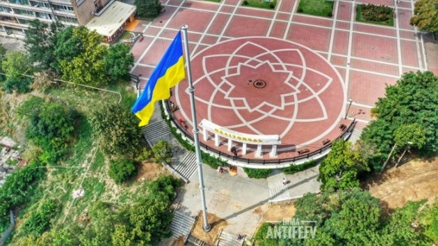 В Запорожской области шквальный ветер сломал самый высокий флагшток (ФОТО)