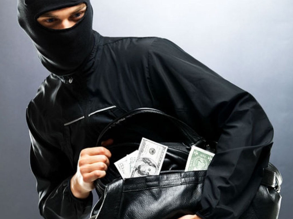 В Запорожье полиция задержала грабителей, напавших на дедушку в подъезде (ВИДЕО)
