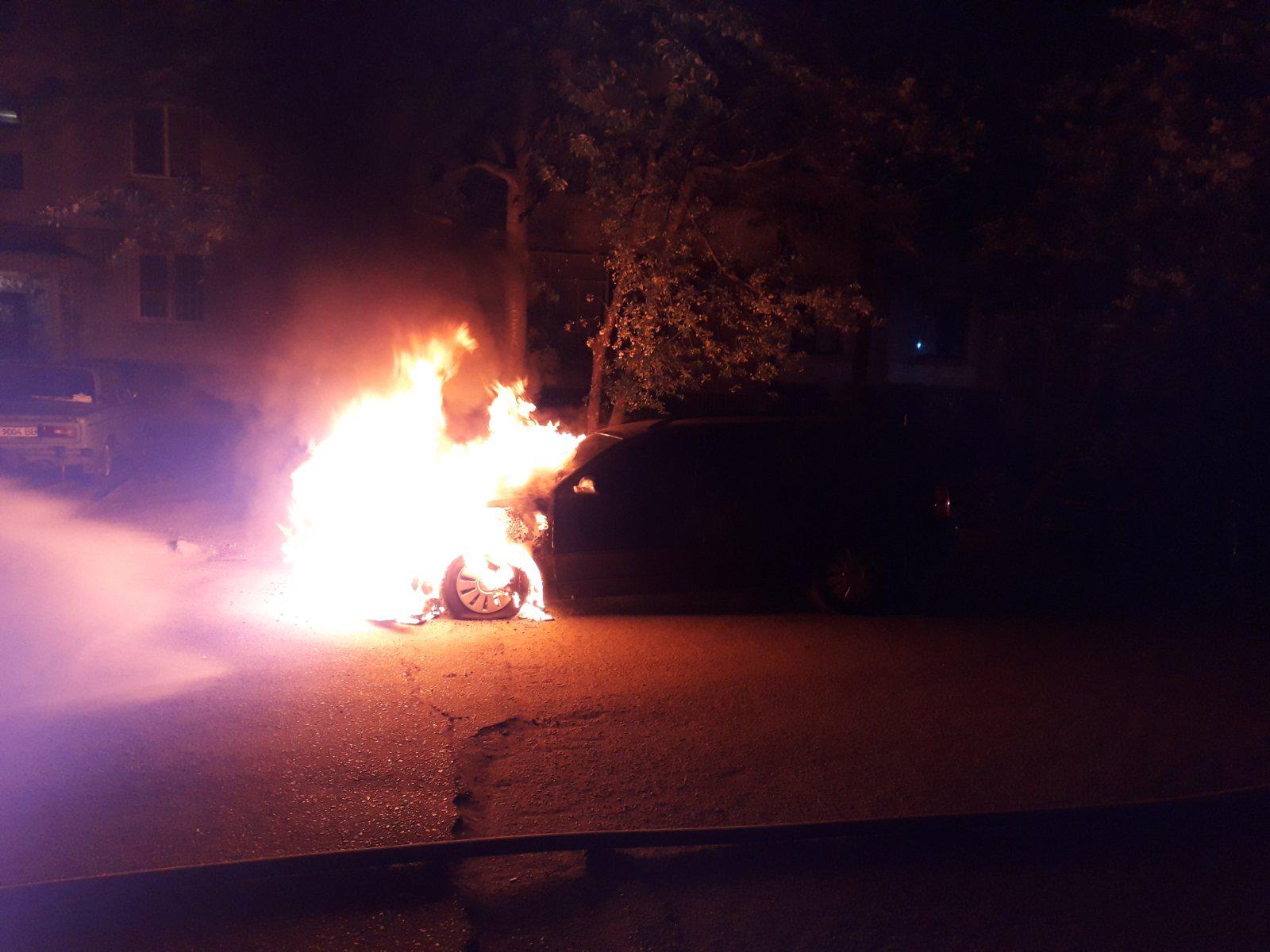 В спальном районе Запорожья внезапно вспыхнул автомобиль (ФОТО)