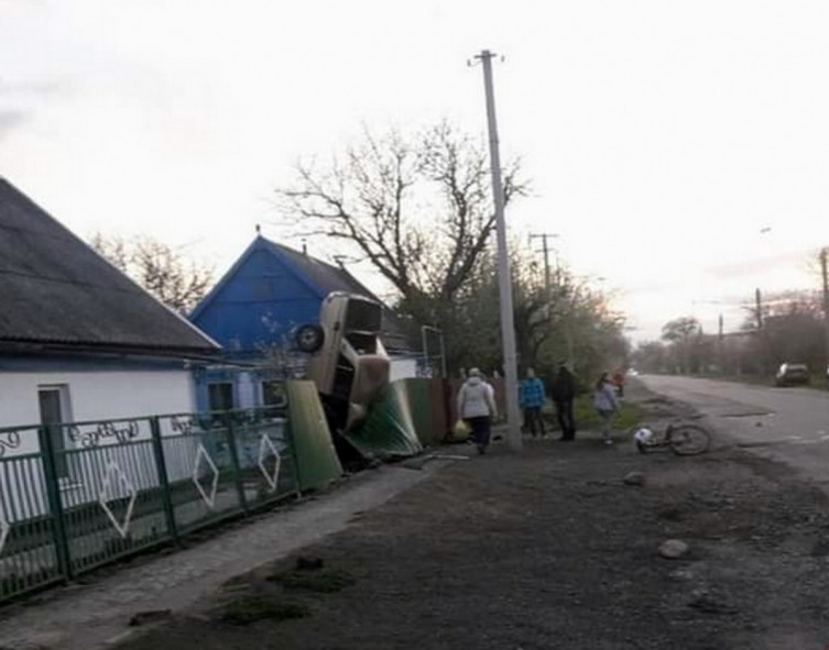 В Запорожской области горе-водитель поставил "ВАЗ" в вертикальное положение (ФОТО)
