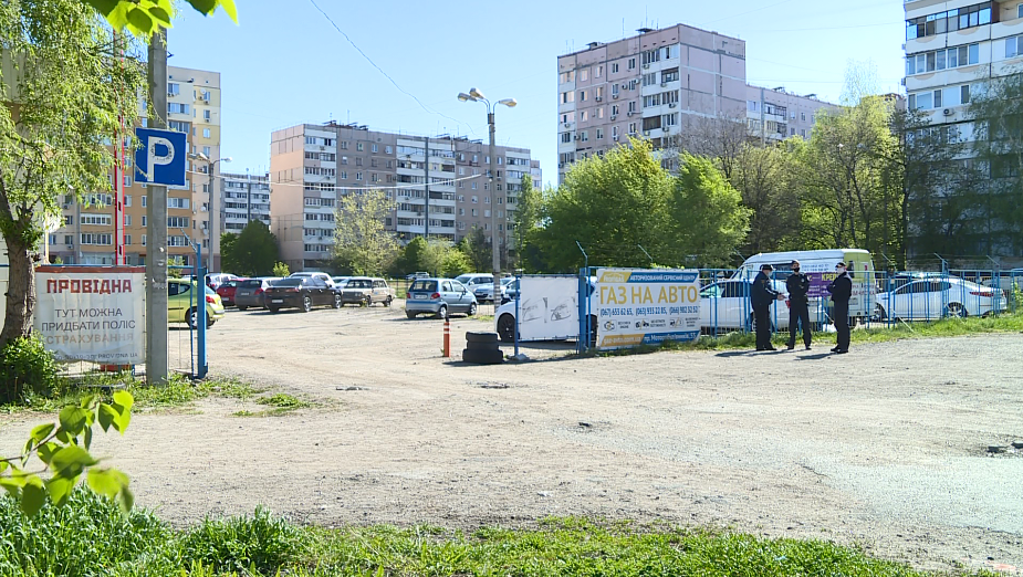 В Запорожье демонтировали "незаконную" стоянку: владелец и запорожцы выступили против (ФОТО, ВИДЕО)