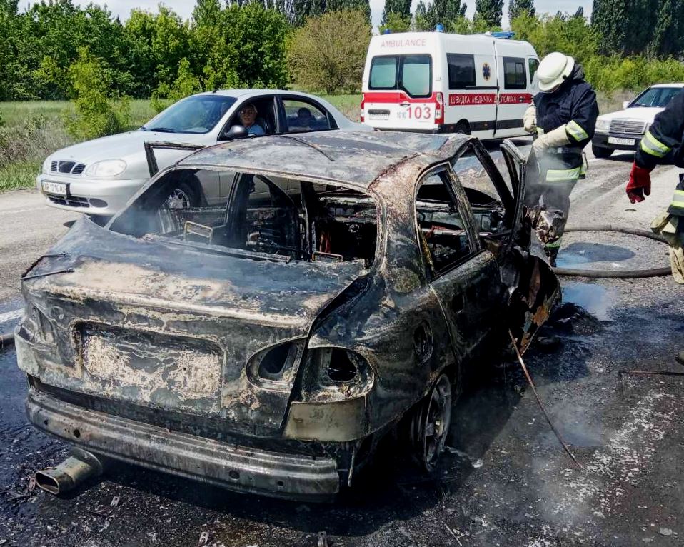 Под Запорожьем на трассе "Харьков-Симферополь" сгорел автомобиль (ВИДЕО)