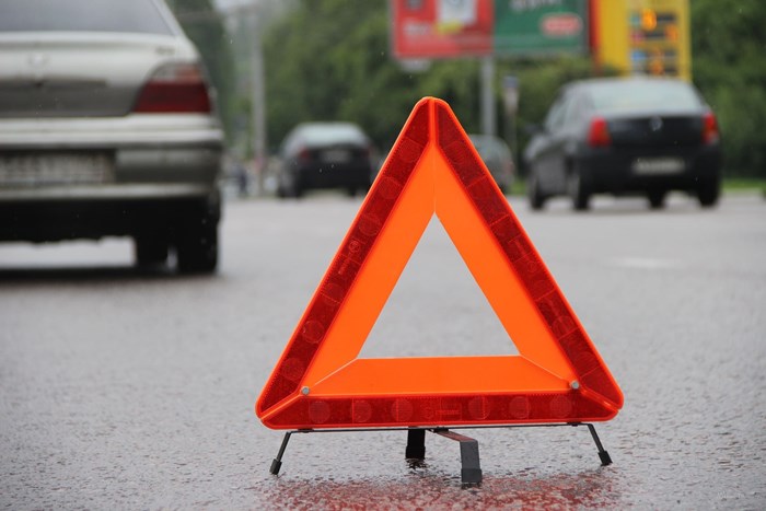 На запорожском курорте полуголый мужчина бросался под колеса авто: опубликовано ВИДЕО