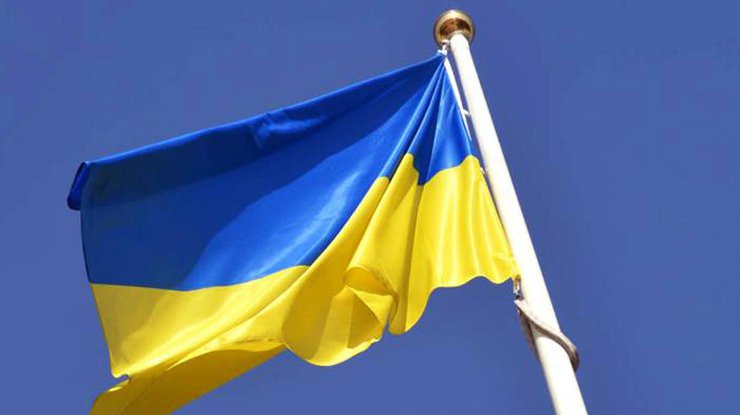 В Запорожье группа молодых людей надругалась над флагом (ВИДЕО) 1 В Запорожье группа молодых людей надругалась над флагом (ВИДЕО)