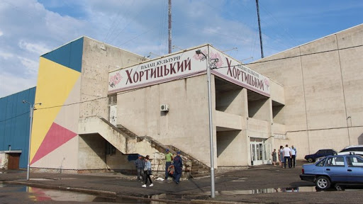В Запорожье около Хортицкого ЗАГСа орудовали вандалы (ФОТО)