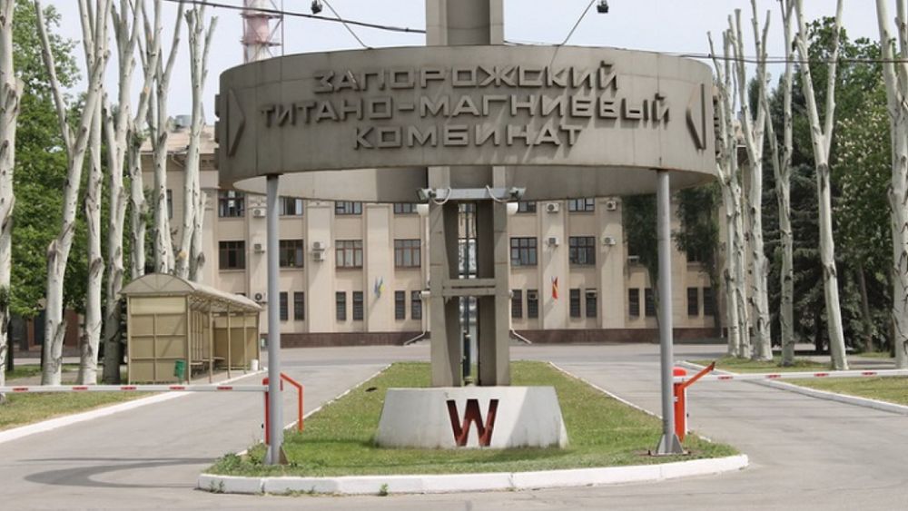 Ходит под увольнением, но требует полной остановки завода. Что происходит на ЗТМК?