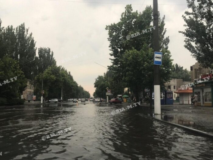 В Запорожской области затопило город: машины застряли в воде (ВИДЕО-ФОТО)