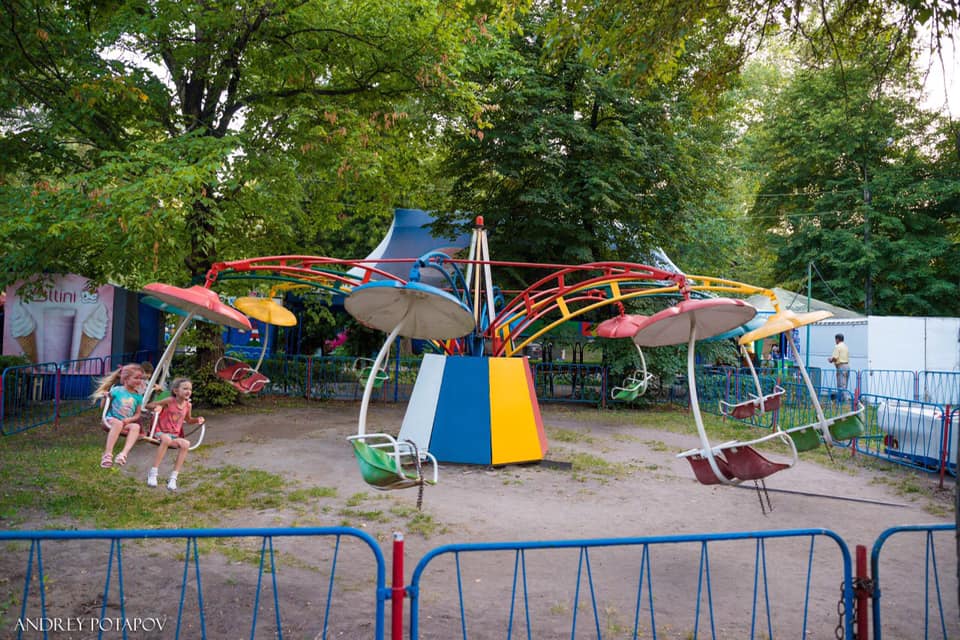 В центральном парке Запорожья рассказали, когда начнут работать все аттракционы (ФОТО)