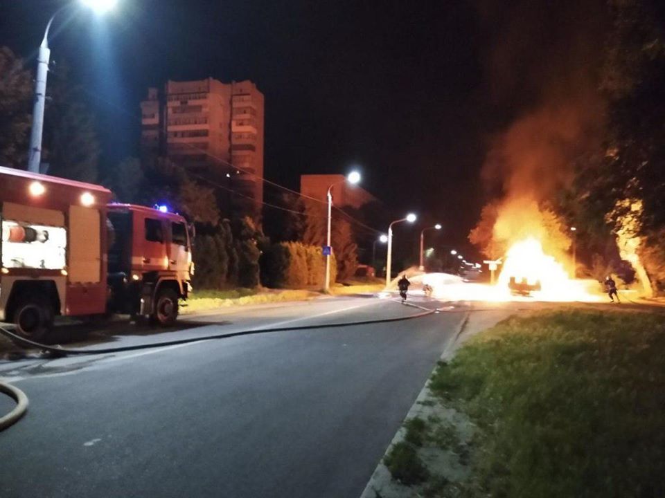 В Запорожье ночью произошел масштабный пожар: появились ФОТО и ВИДЕО с места происшествия 3 В Запорожье ночью произошел масштабный пожар: появились ФОТО и ВИДЕО с места происшествия