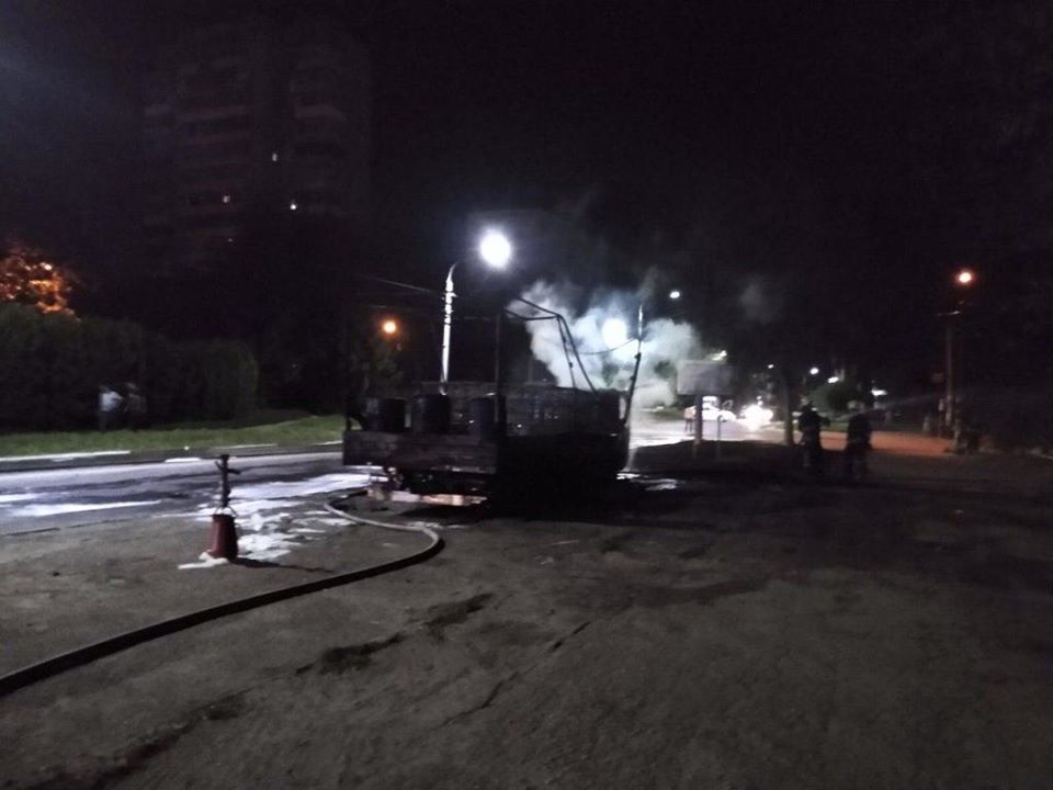 В Запорожье ночью произошел масштабный пожар: появились ФОТО и ВИДЕО с места происшествия 4 В Запорожье ночью произошел масштабный пожар: появились ФОТО и ВИДЕО с места происшествия