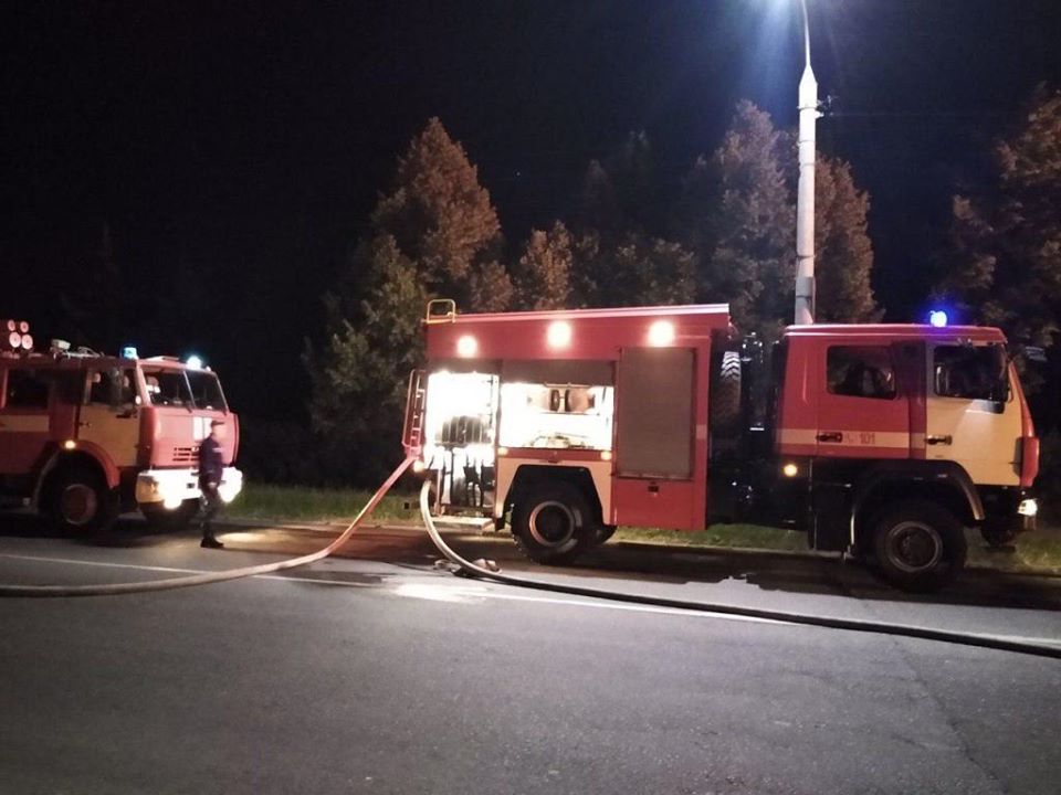 В Запорожье ночью произошел масштабный пожар: появились ФОТО и ВИДЕО с места происшествия 2 В Запорожье ночью произошел масштабный пожар: появились ФОТО и ВИДЕО с места происшествия