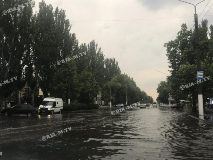 В Запорожской области затопило город: машины застряли в воде (ВИДЕО-ФОТО)