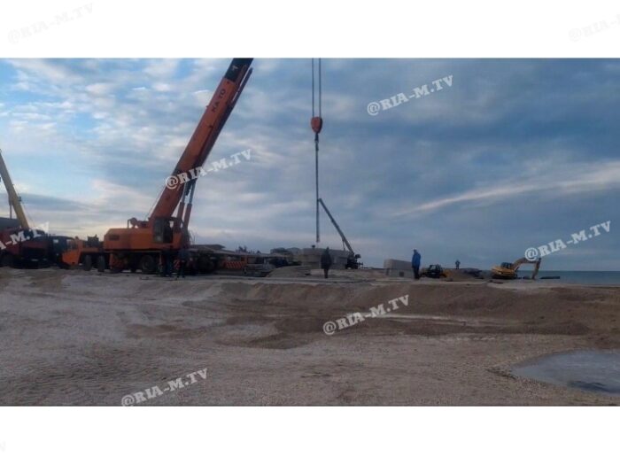На берегу Азовского моря начали незаконное строительство (ФОТО, ВИДЕО)